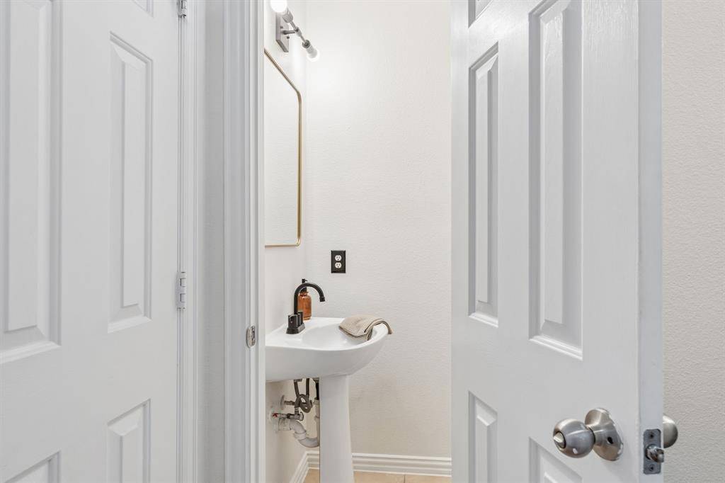 2117 Parkview, Carrollton, TX 75006