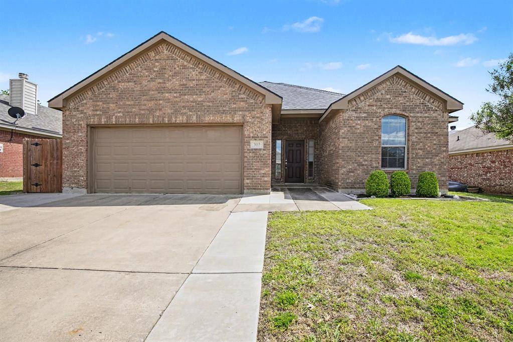 303 Stonegate Boulevard, Alvarado, TX 76009