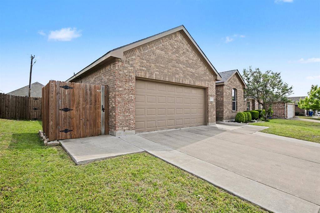 303 Stonegate Boulevard, Alvarado, TX 76009