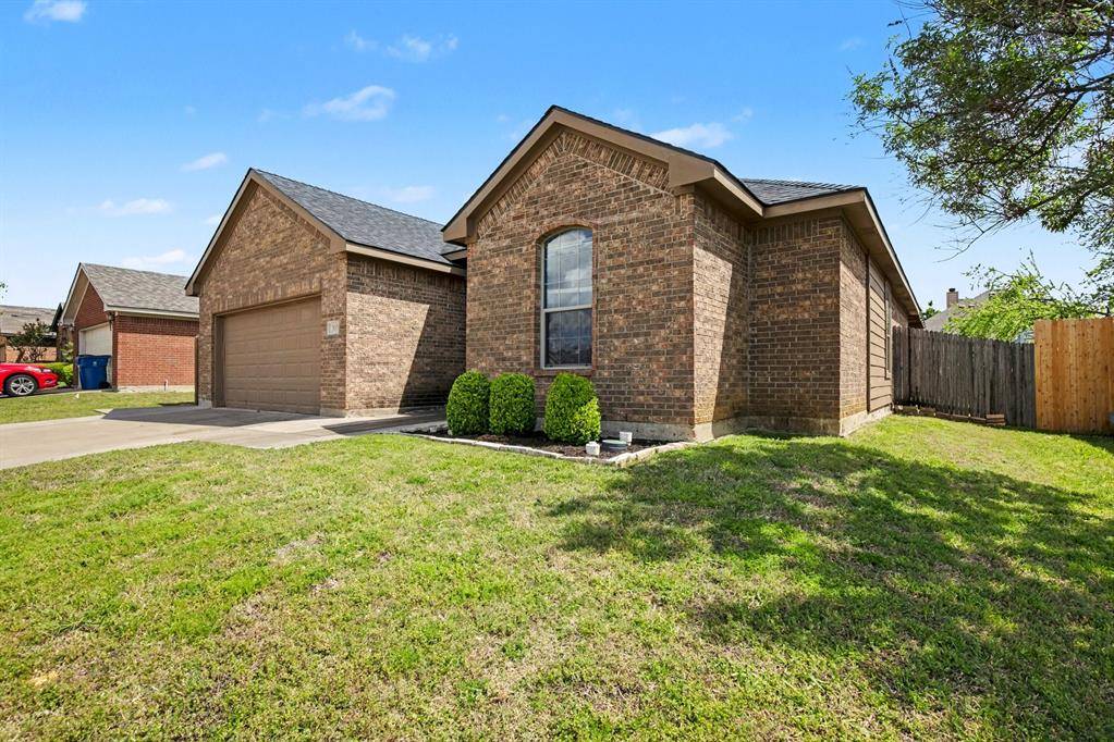303 Stonegate Boulevard, Alvarado, TX 76009
