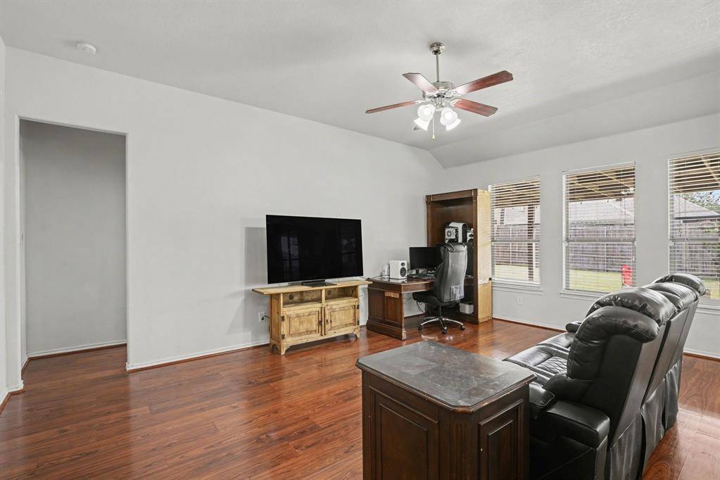 303 Stonegate Boulevard, Alvarado, TX 76009