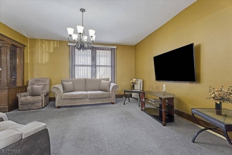 652 54 1St Ave, Elizabeth City, NJ 07202