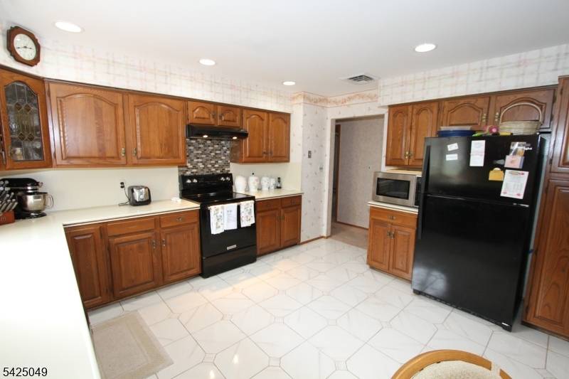 28 Taylor Ln, Woodland Park, NJ 07424