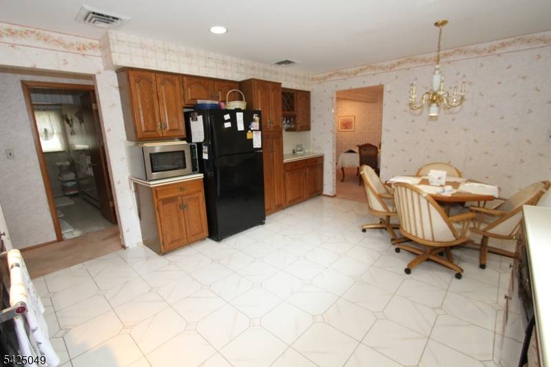 28 Taylor Ln, Woodland Park, NJ 07424