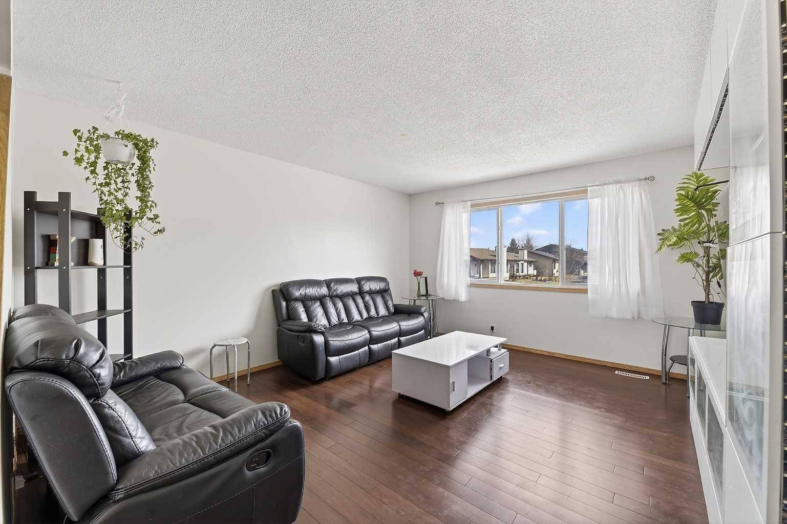 533 Summerwood PL SE, Airdrie, AB T4B1W9