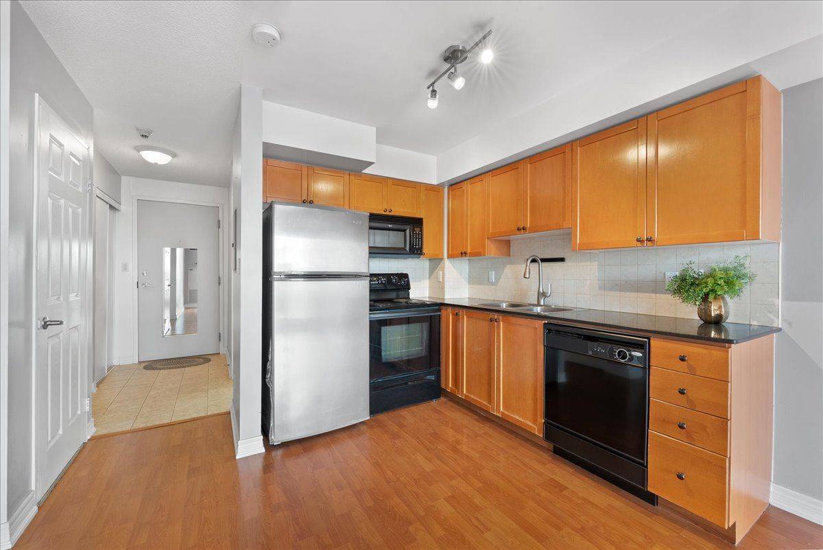 1369 Bloor ST W #910, Toronto C01, ON M6P 4J4