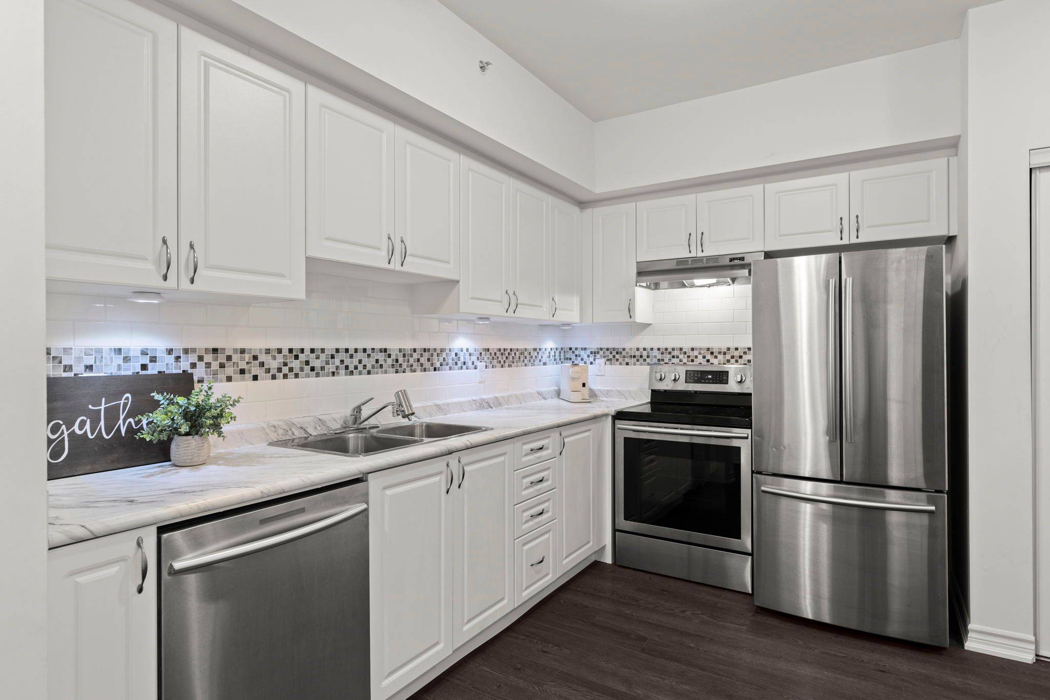 40 FERNDALE DR S #204, Barrie, ON L4N 2L3