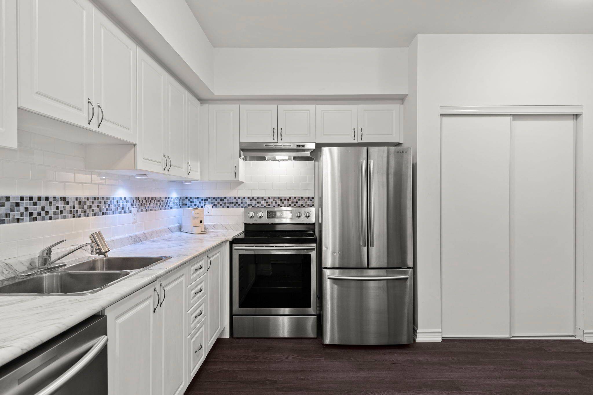 40 FERNDALE DR S #204, Barrie, ON L4N 2L3