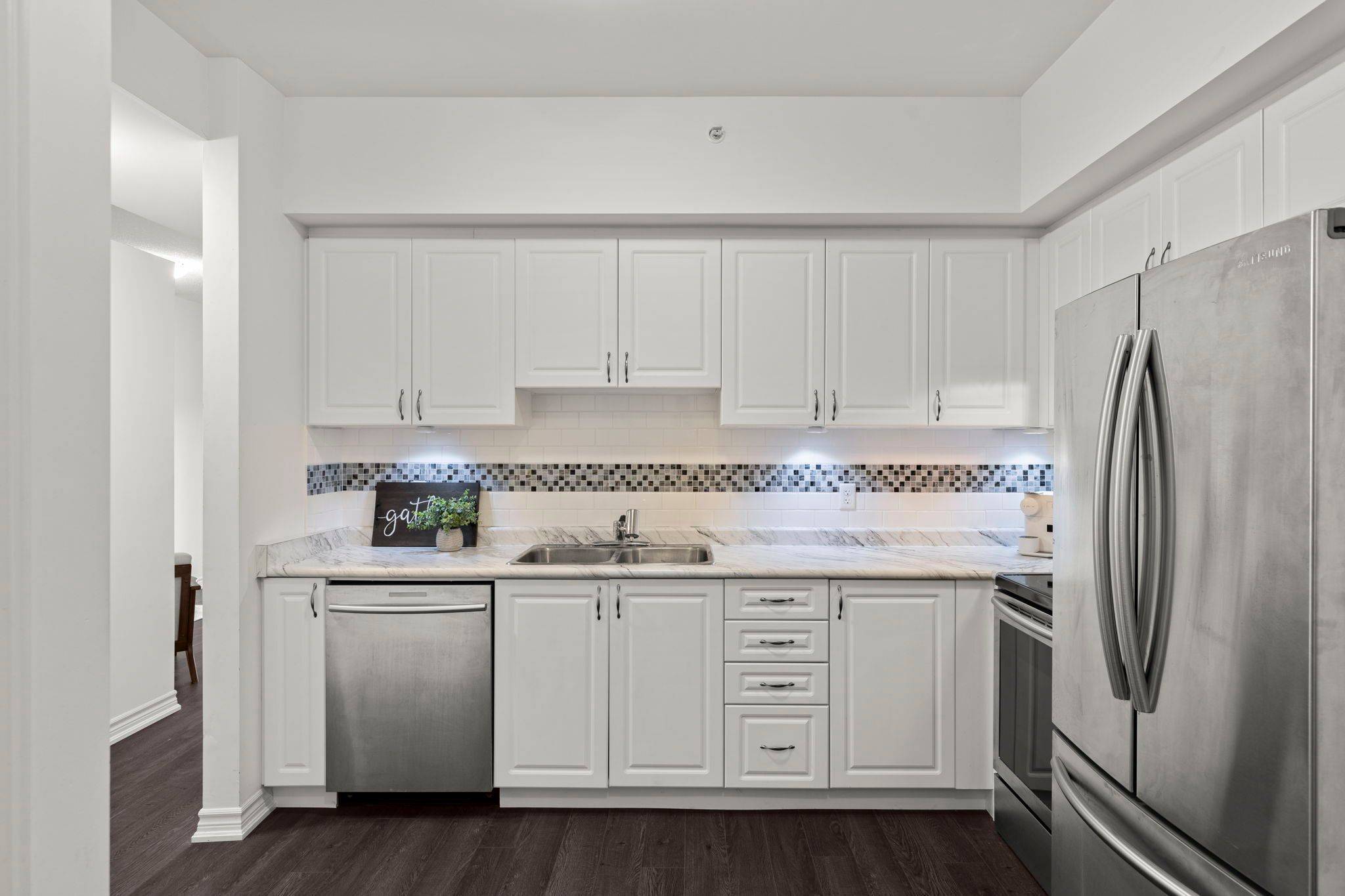 40 FERNDALE DR S #204, Barrie, ON L4N 2L3