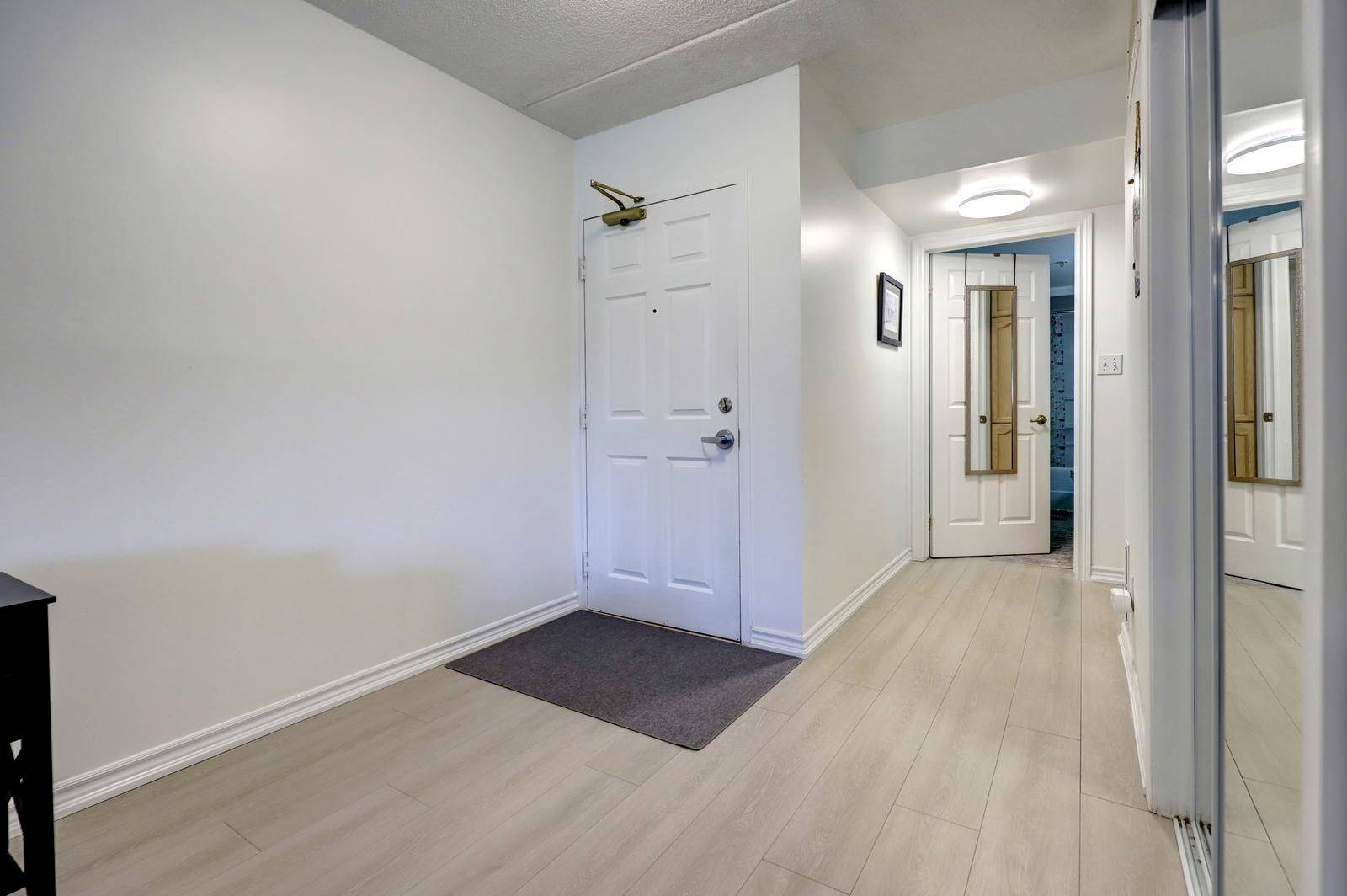 1480 Bishops Gate #111, Oakville, ON L6M 4N4