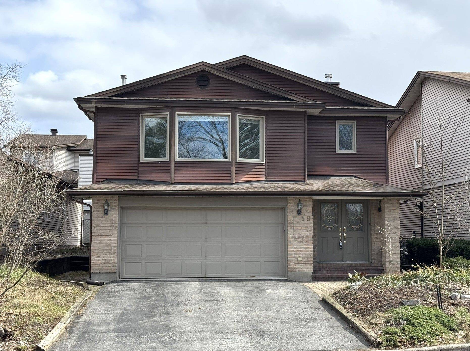 19 Hackett ST, Hunt Club - Windsor Park Village And Area, ON K1V 0P9