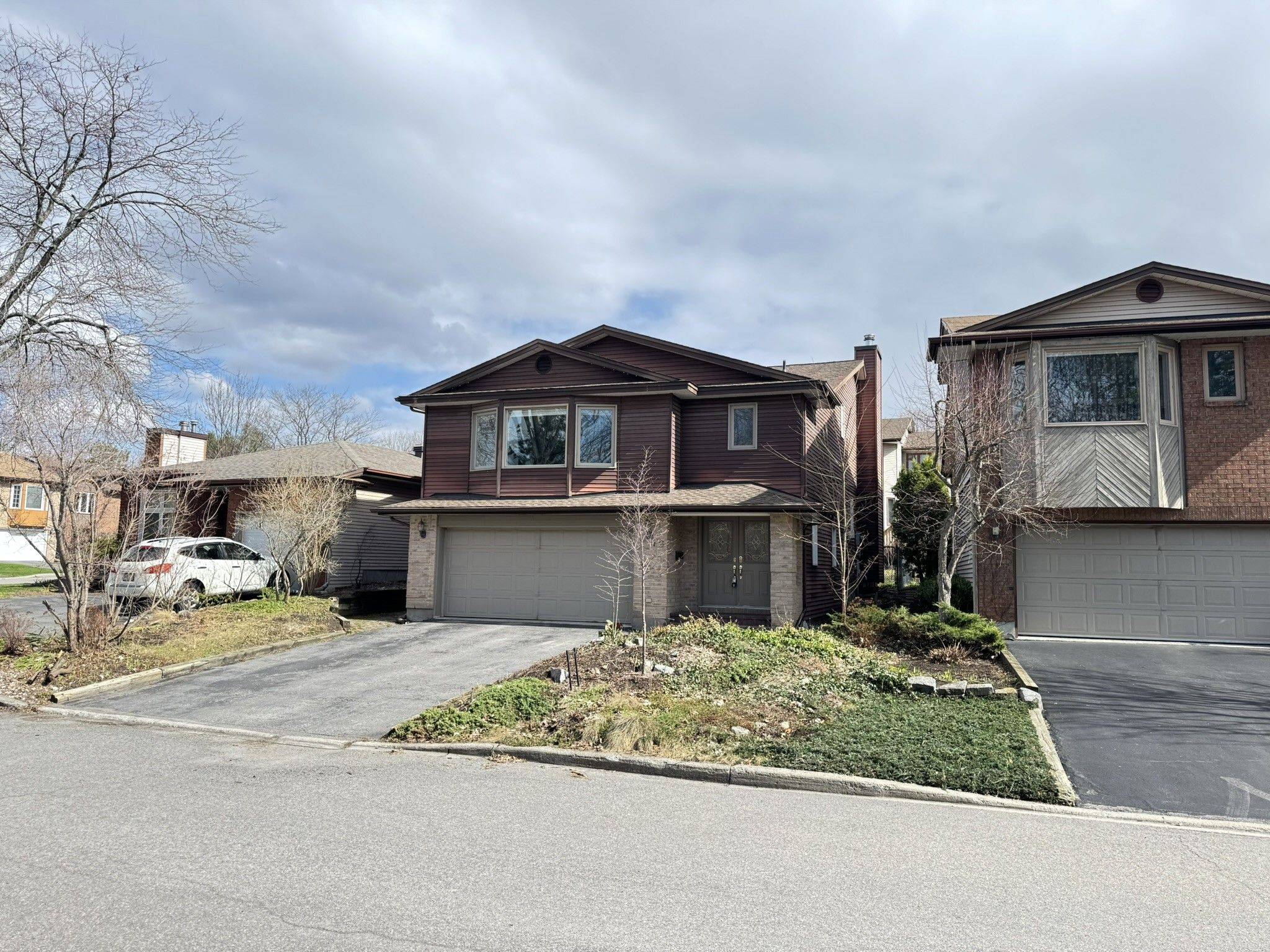 19 Hackett ST, Hunt Club - Windsor Park Village And Area, ON K1V 0P9