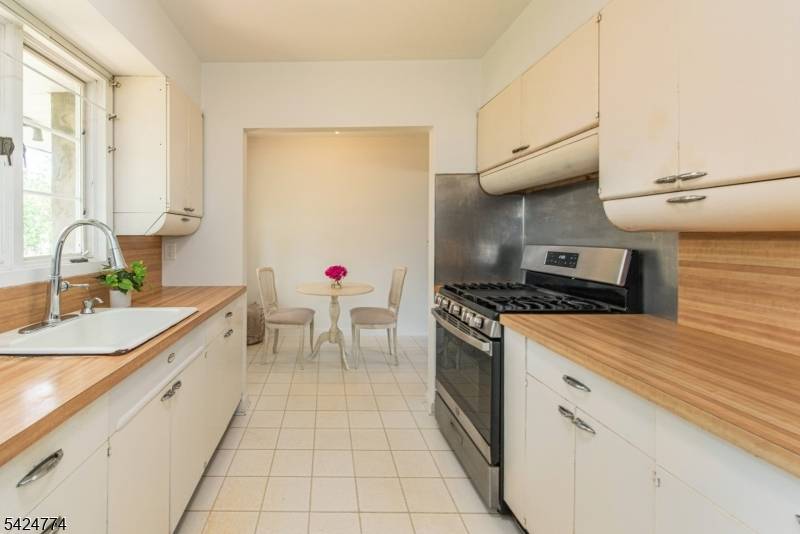 10 Laurel Pl, West Caldwell Twp., NJ 07006