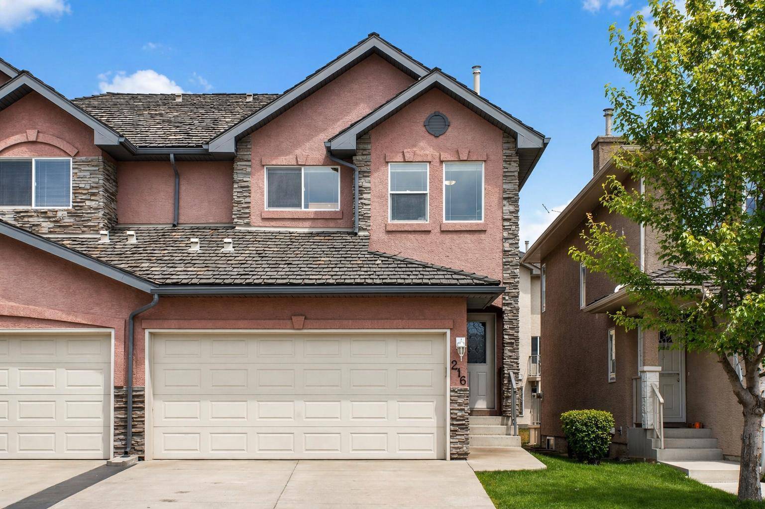 216 Royal Crest VW NW, Calgary, AB T3G 5W4