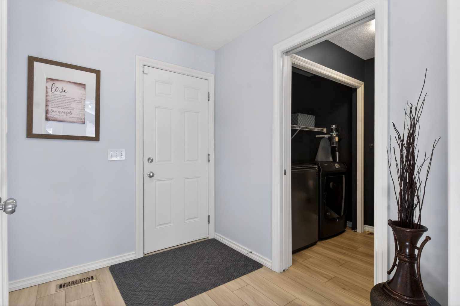 216 Royal Crest VW NW, Calgary, AB T3G 5W4