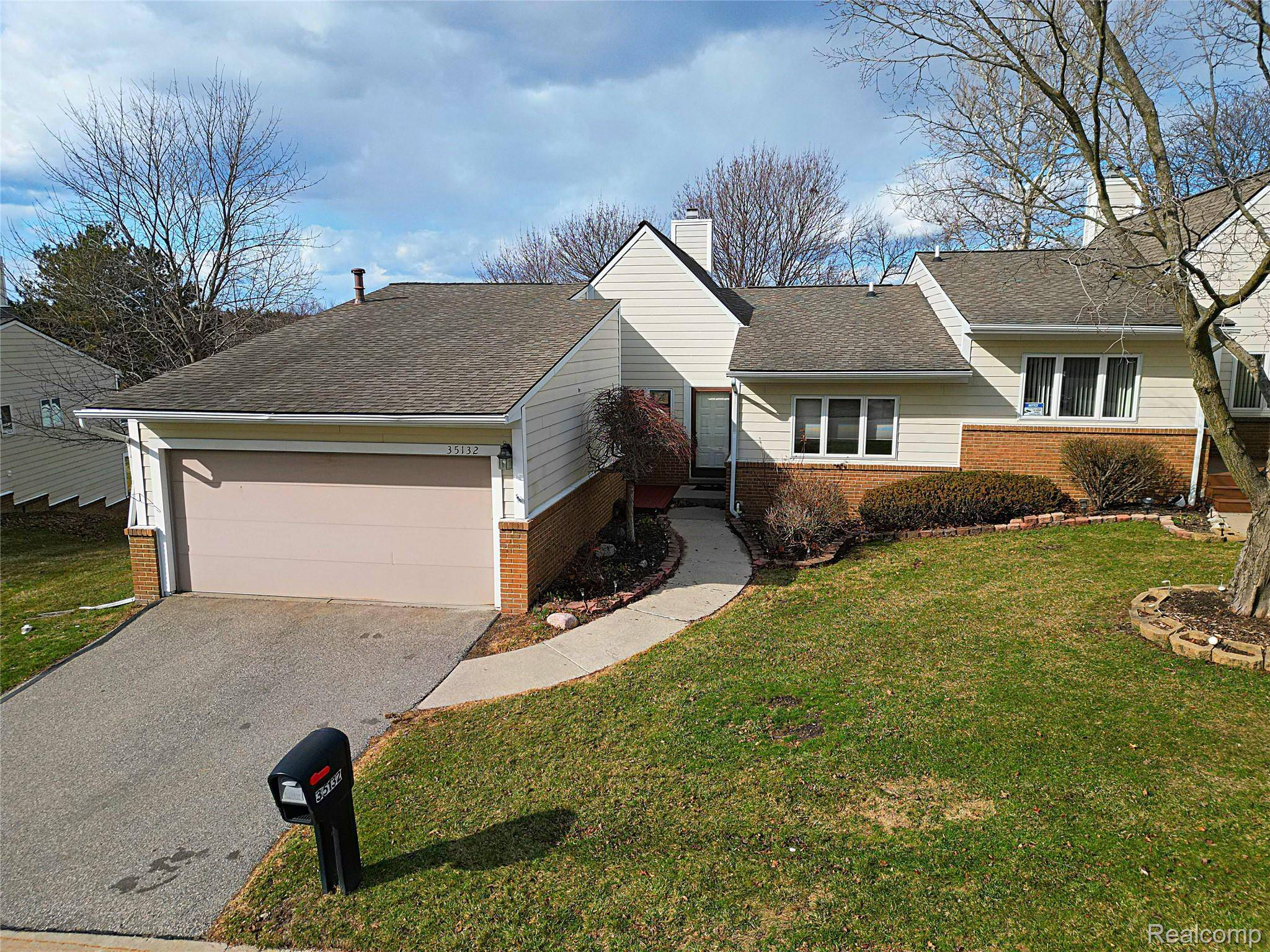 35132 Meadow LN #37, Farmington Hills, MI 48335