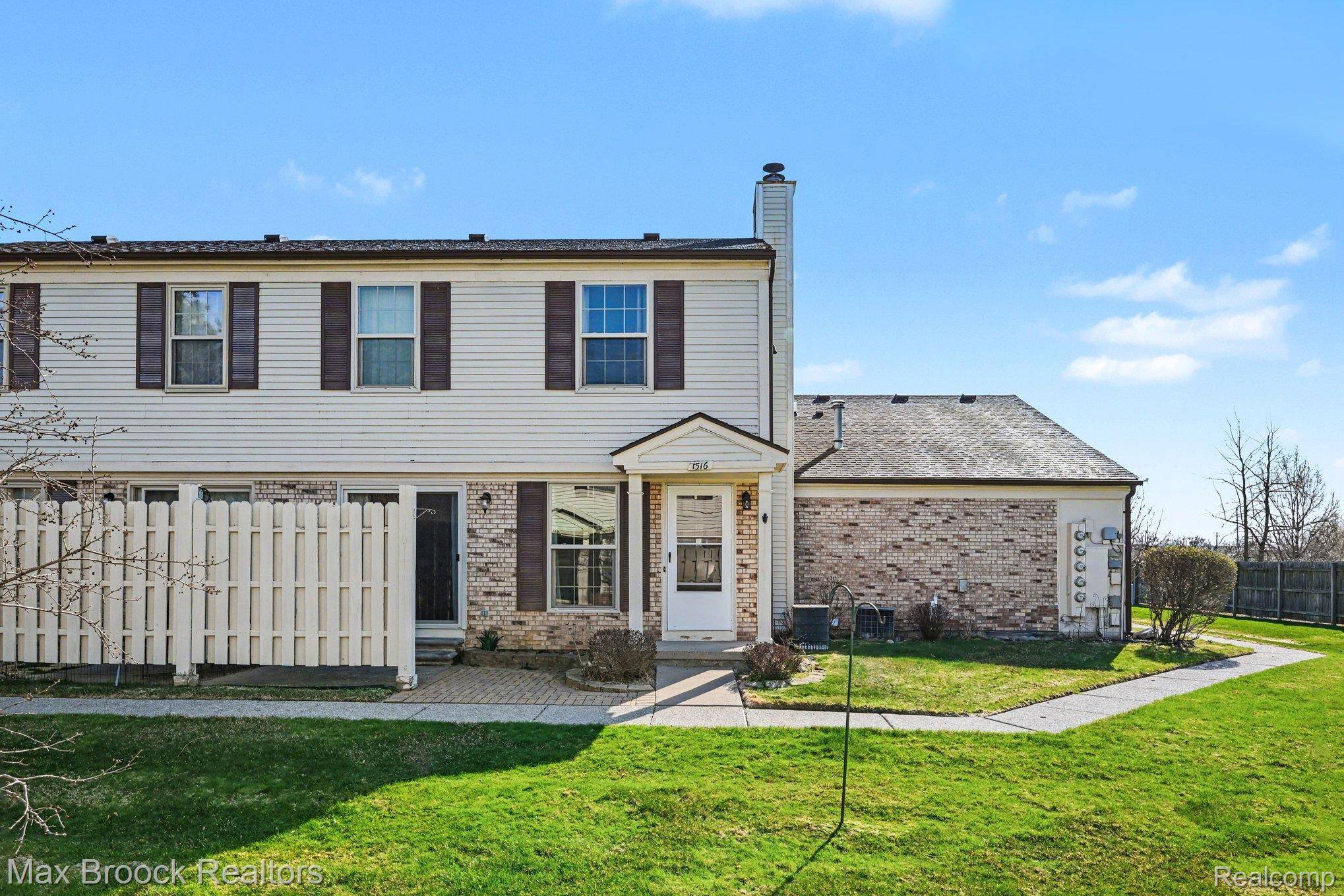 1516 S Dover Hill S #23, Walled Lake, MI 48390