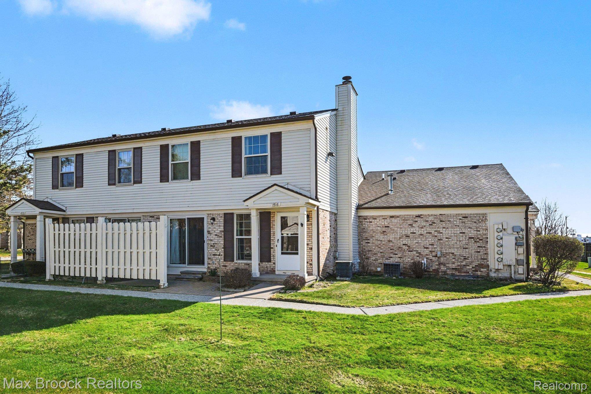 1516 S Dover Hill S #23, Walled Lake, MI 48390