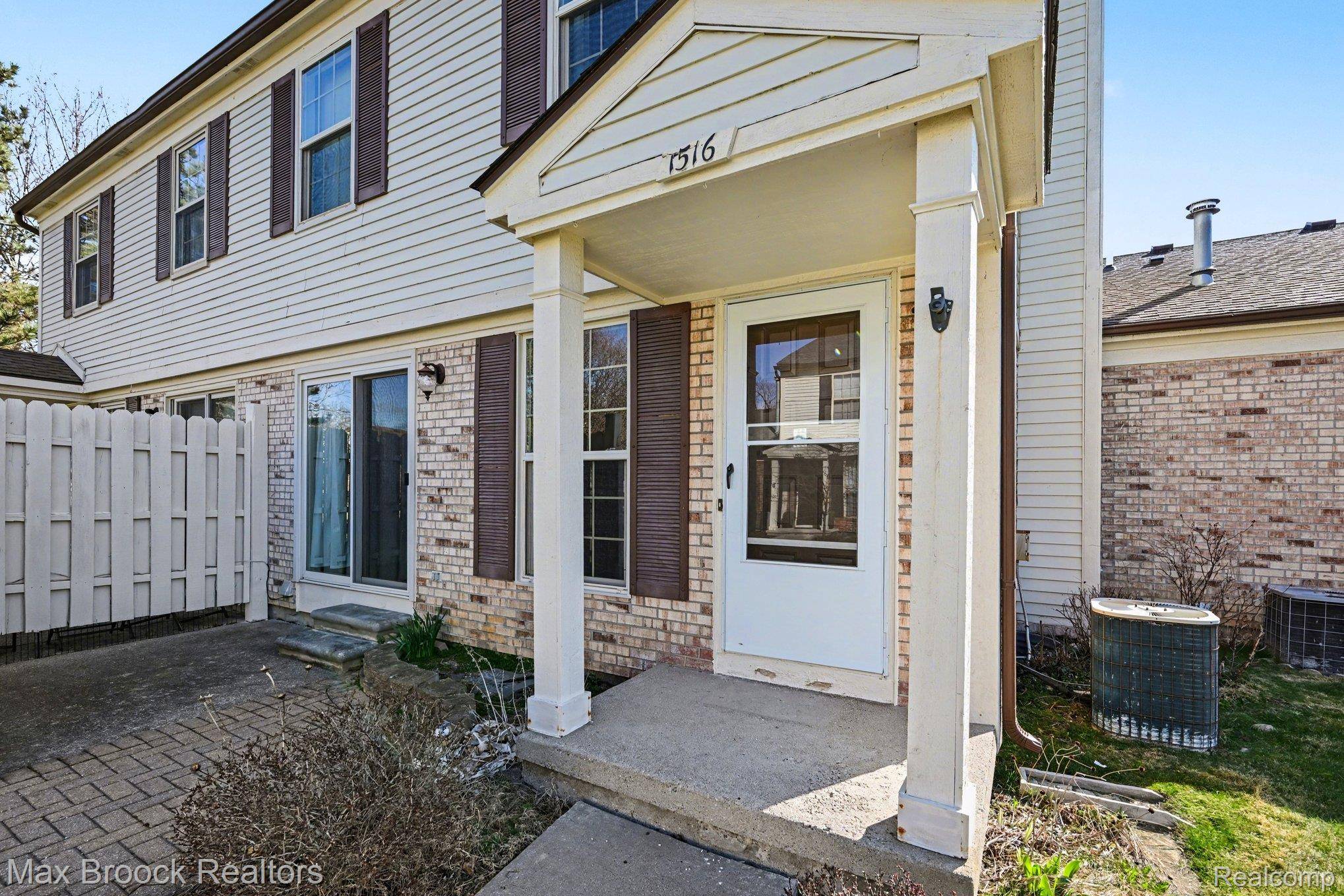 1516 S Dover Hill S #23, Walled Lake, MI 48390