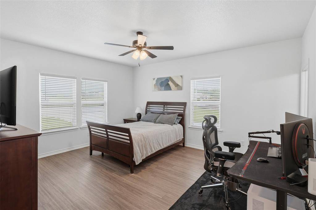 304 W Greenwood Avenue, Bowie, TX 76230