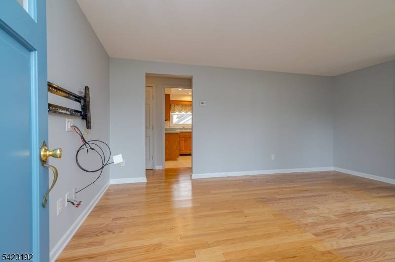 8 Fitzsimmons Ave, Middlesex Boro, NJ 08846