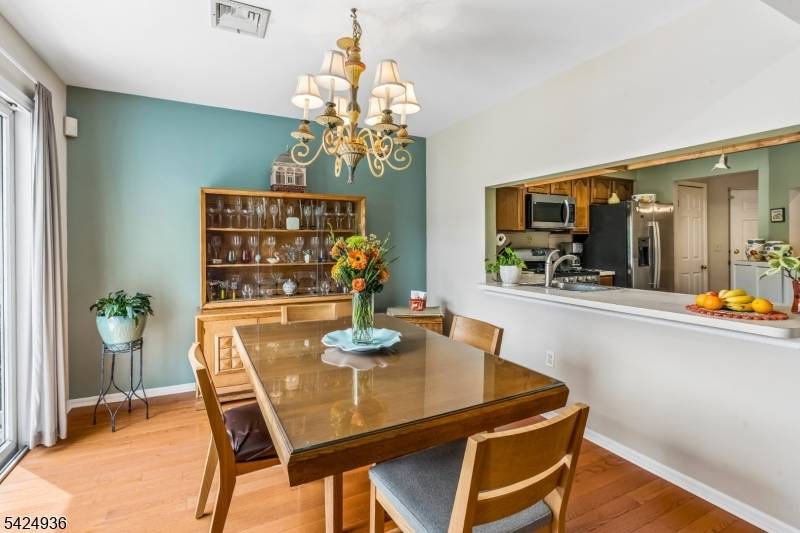 8 Quartz Ln, Paterson City, NJ 07501