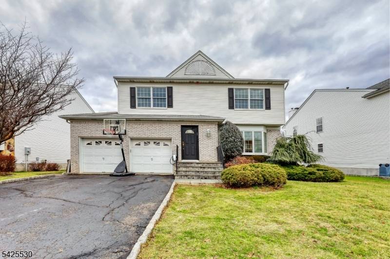 42 Nugent Dr, Clifton City, NJ 07012