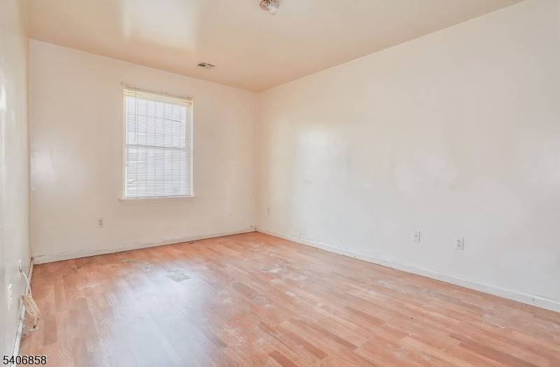 63 Hobson St, Newark City, NJ 07112