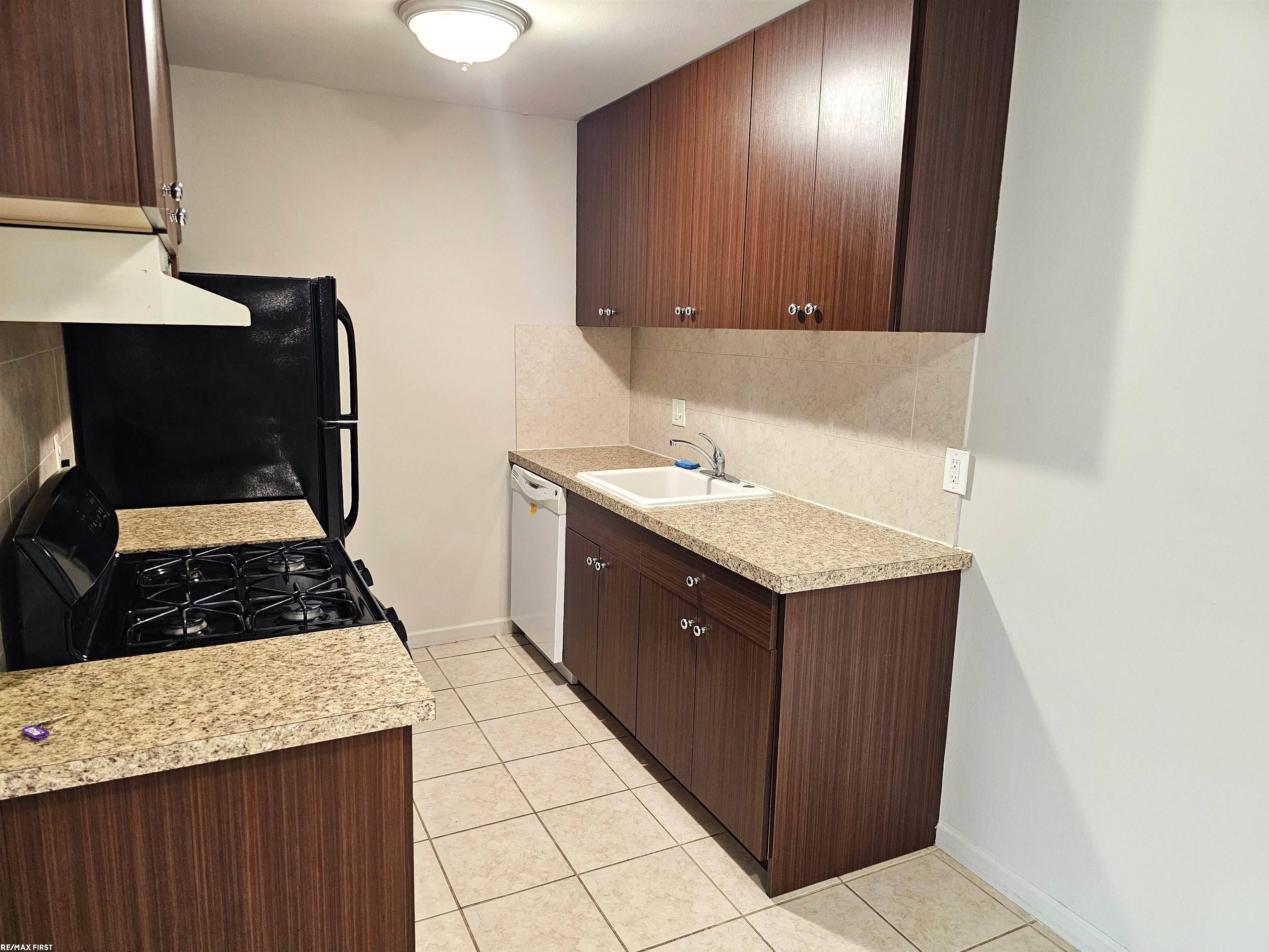 38255 Fairway CT, Clinton Twp, MI 48038