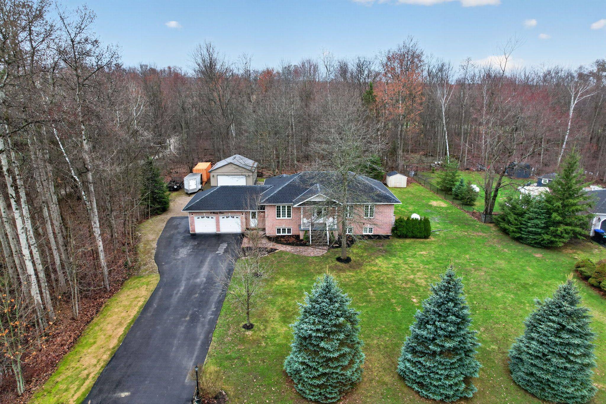 2 Cindy LN, Adjala-tosorontio, ON L0M 1M0