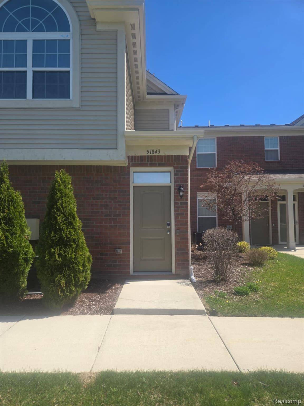 51843 E Pointe LN, Chesterfield Township, MI 48051