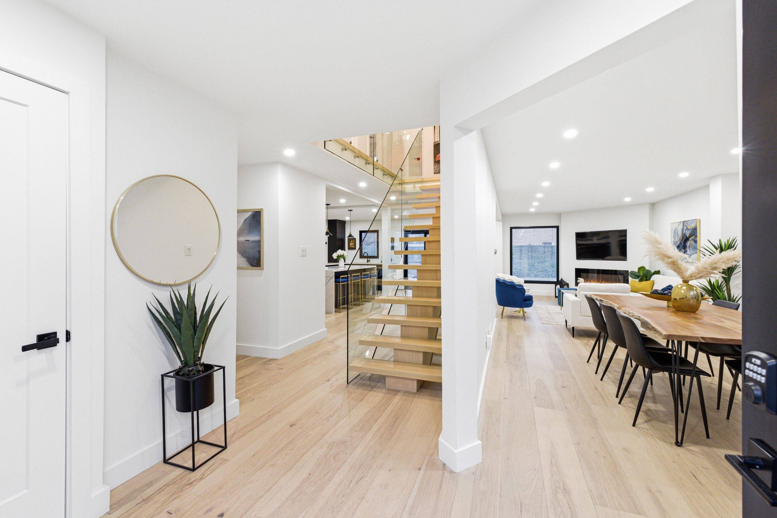 33 Dagwell CRES, Ajax, ON L1T 3M8