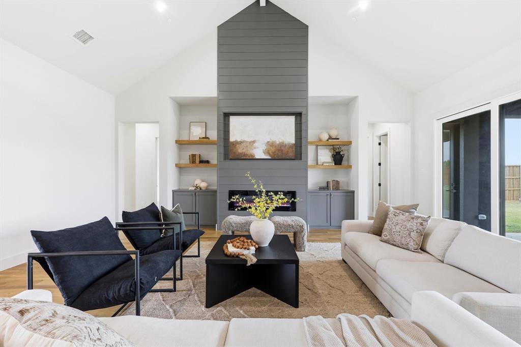 449 Whispering Way, Red Oak, TX 75154