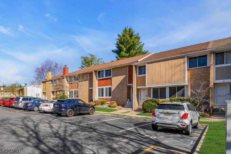 68 Chestnut Ct, Hillsborough Twp., NJ 08844