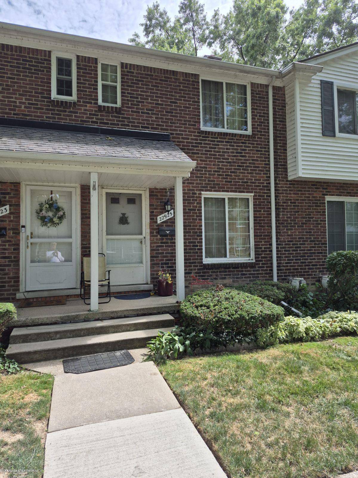 22925 Gary LN, St Clair Shores, MI 48080