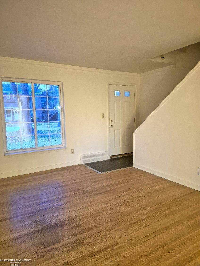 22925 Gary LN, St Clair Shores, MI 48080