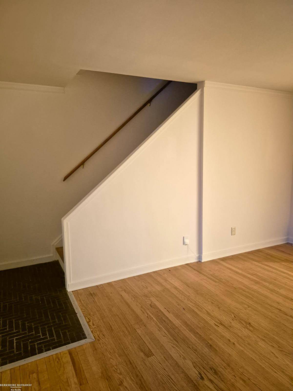 22925 Gary LN, St Clair Shores, MI 48080