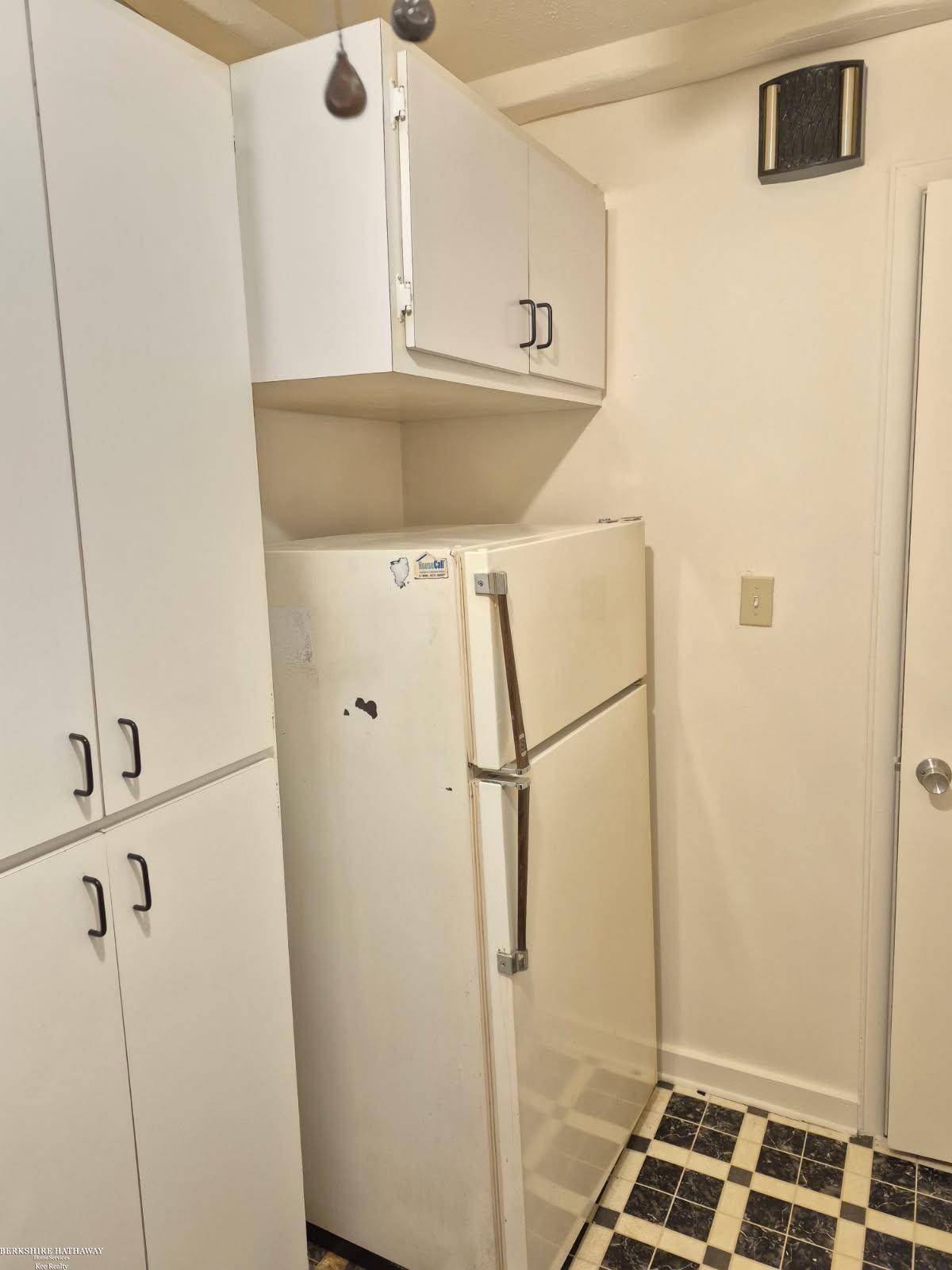 22925 Gary LN, St Clair Shores, MI 48080