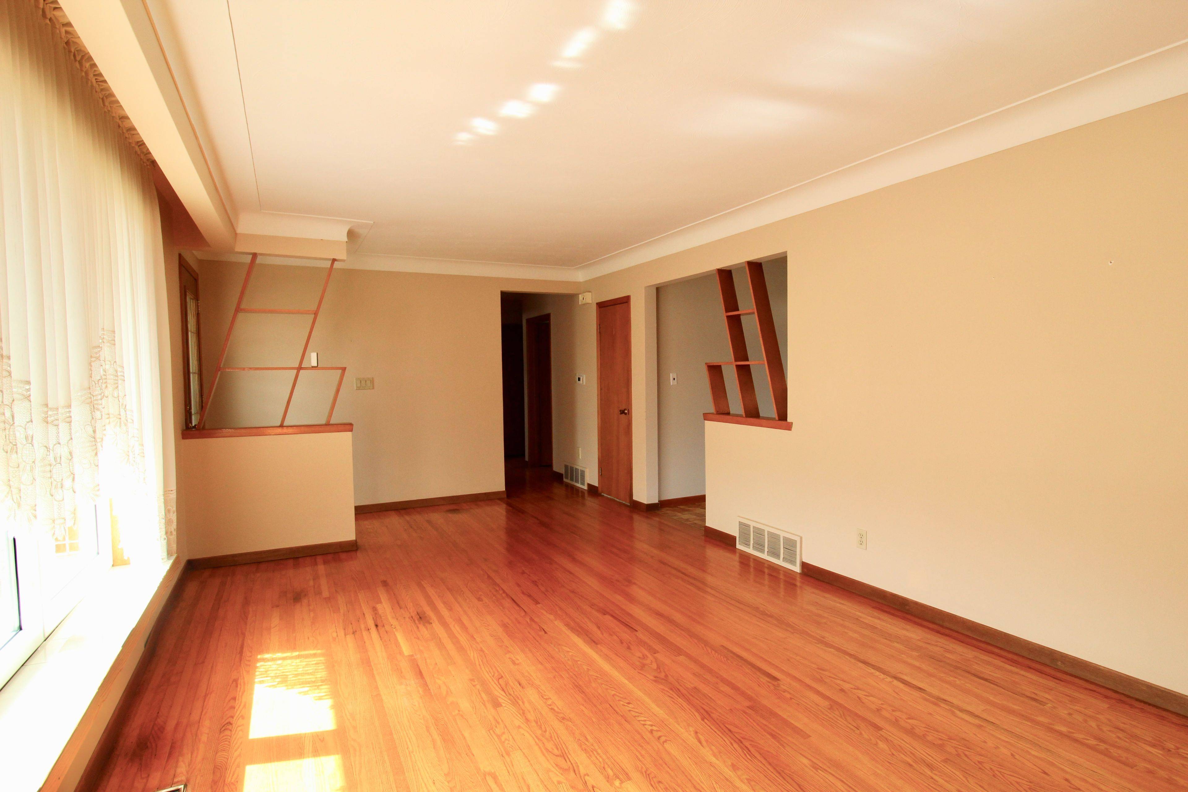 12 Lorne AVE, Grimsby, ON L3M 2H5