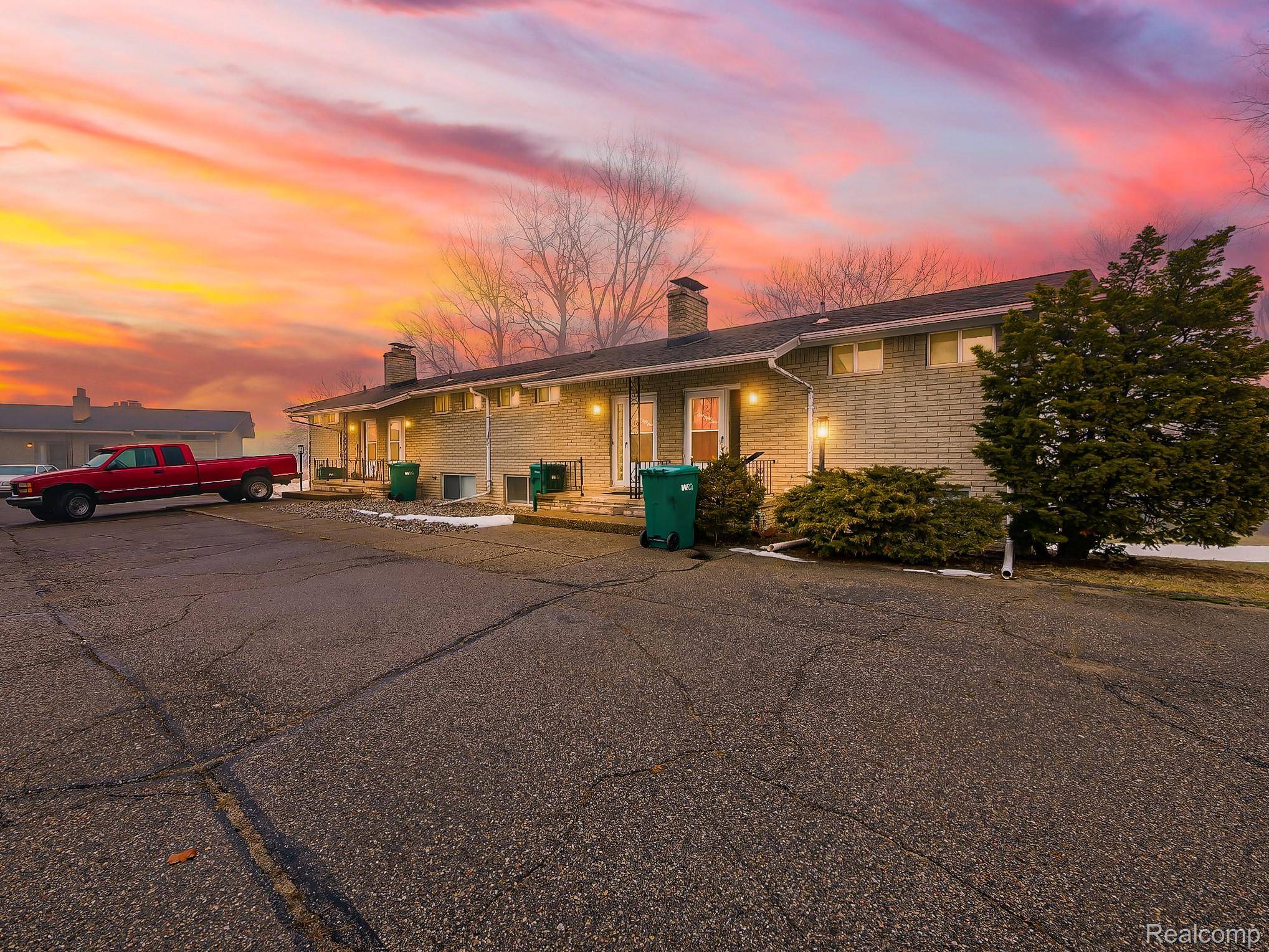 151 Huronview CT, White Lake Charter Township, MI 48386