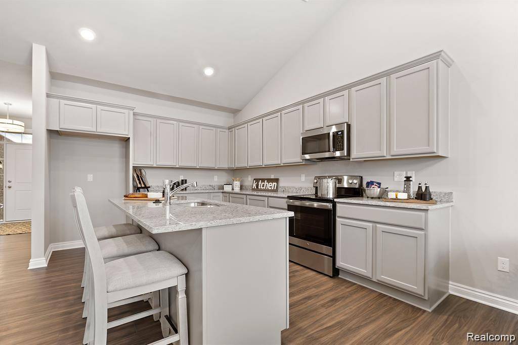 2221 Chase DR #103, Hartland Township, MI 48855