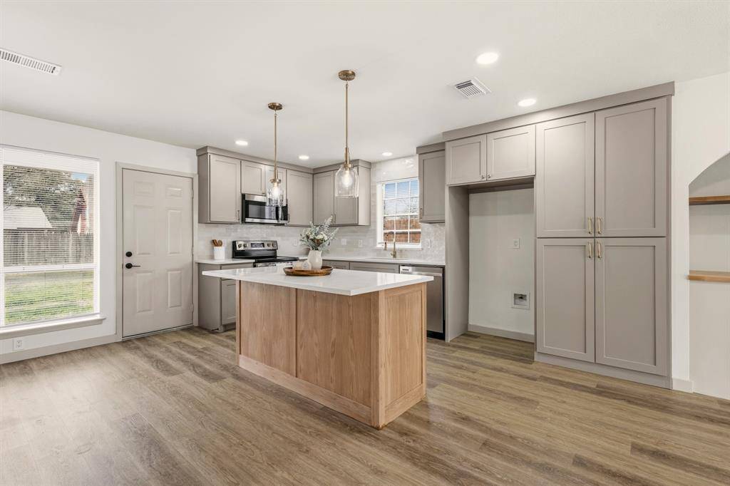 1510 Finley Road, Irving, TX 75062