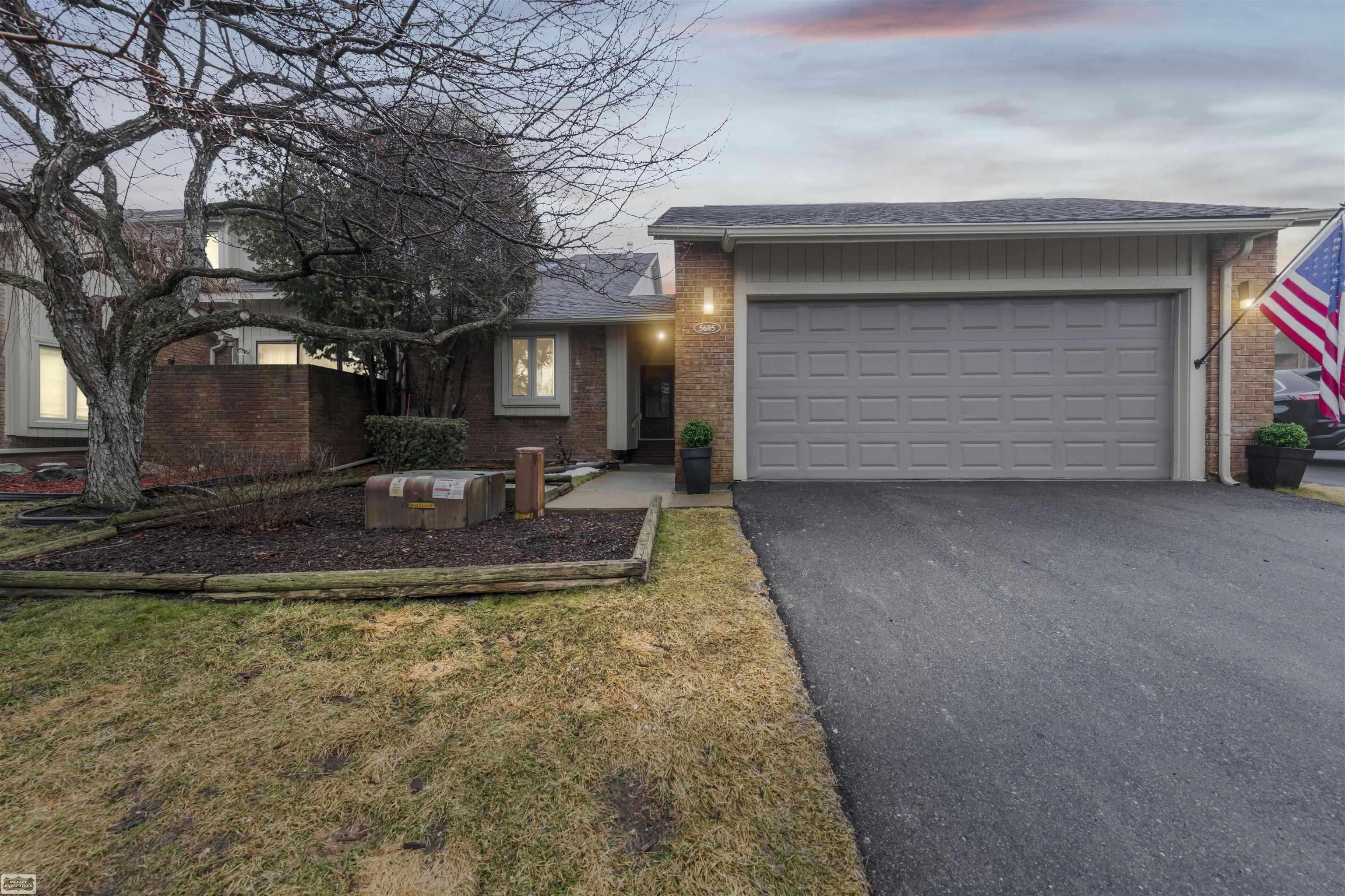 5605 Hillcrest CIR, West Bloomfield Twp, MI 48322