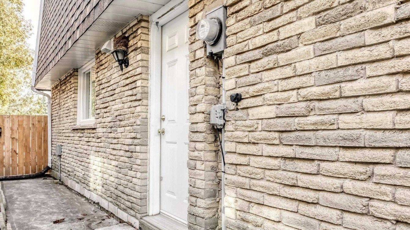 30 Orsett ST #Main Fl, Oakville, ON L6H 2N9