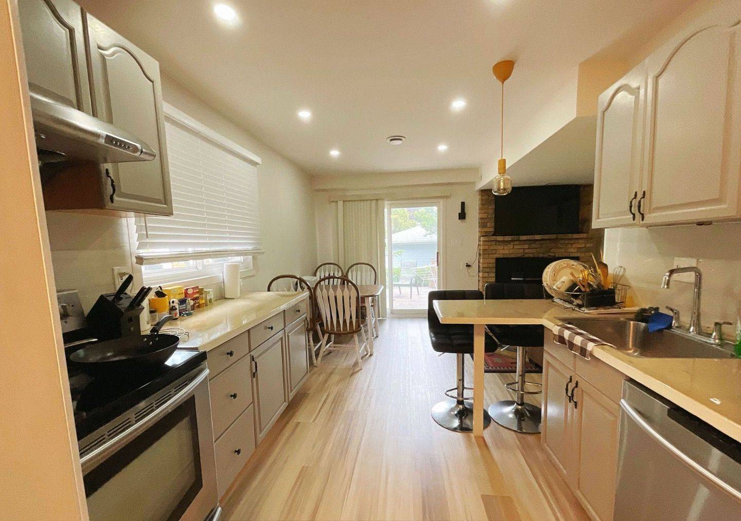 30 Orsett ST #Main Fl, Oakville, ON L6H 2N9