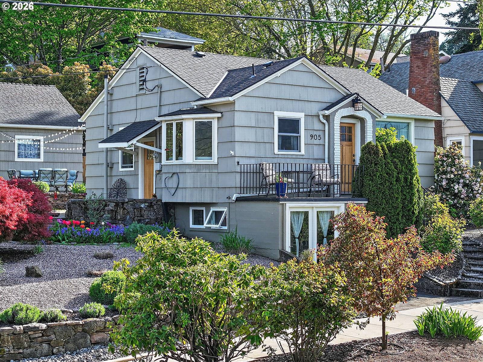 905 COLUMBIA ST, Hood River, OR 97031