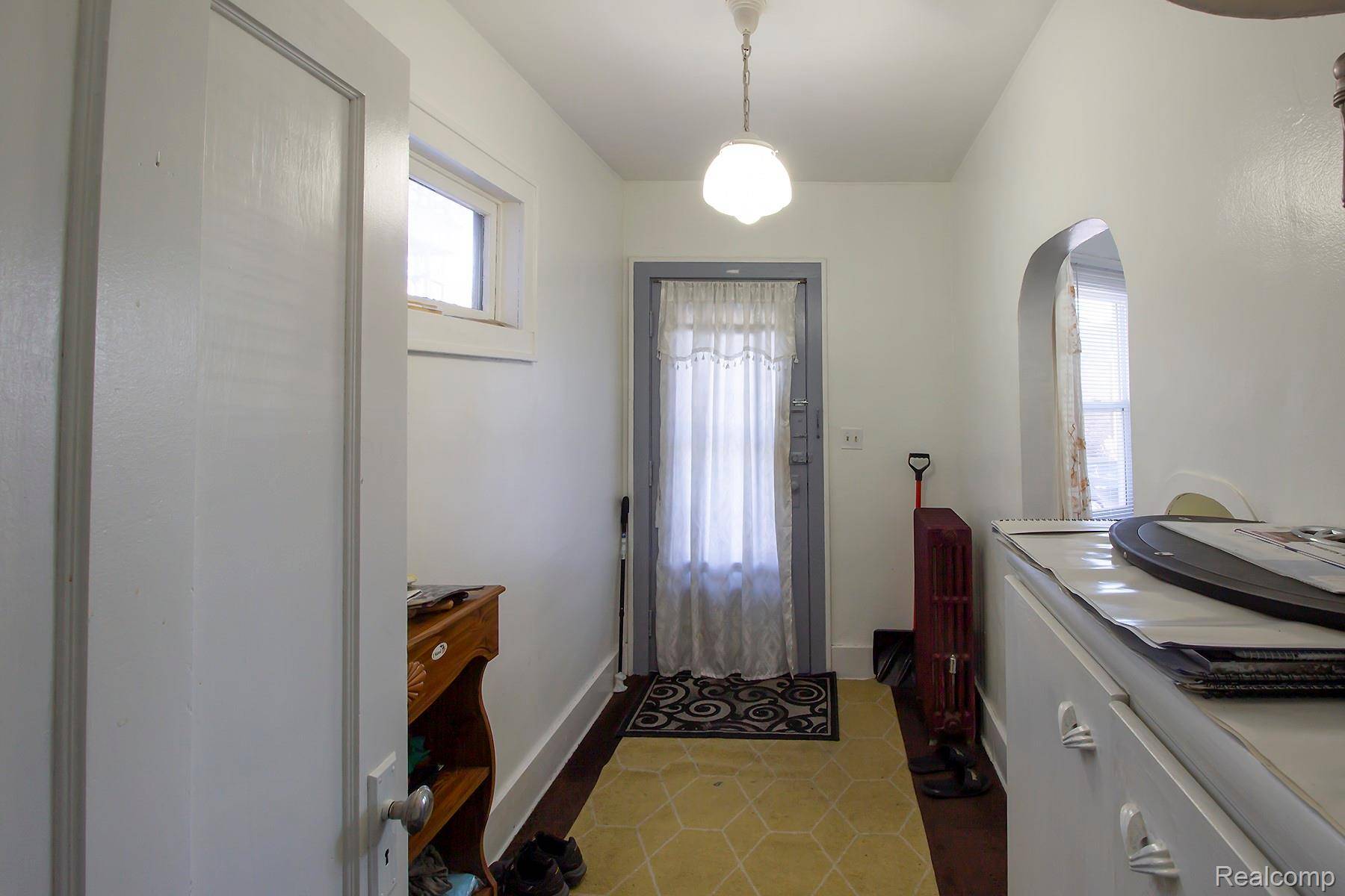 3273 Yemans ST, Hamtramck, MI 48212