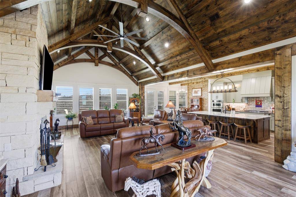 208 Shady Oaks Drive, Runaway Bay, TX 76426