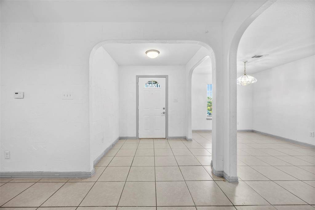 5848 Keeneland Parkway, Dallas, TX 75211