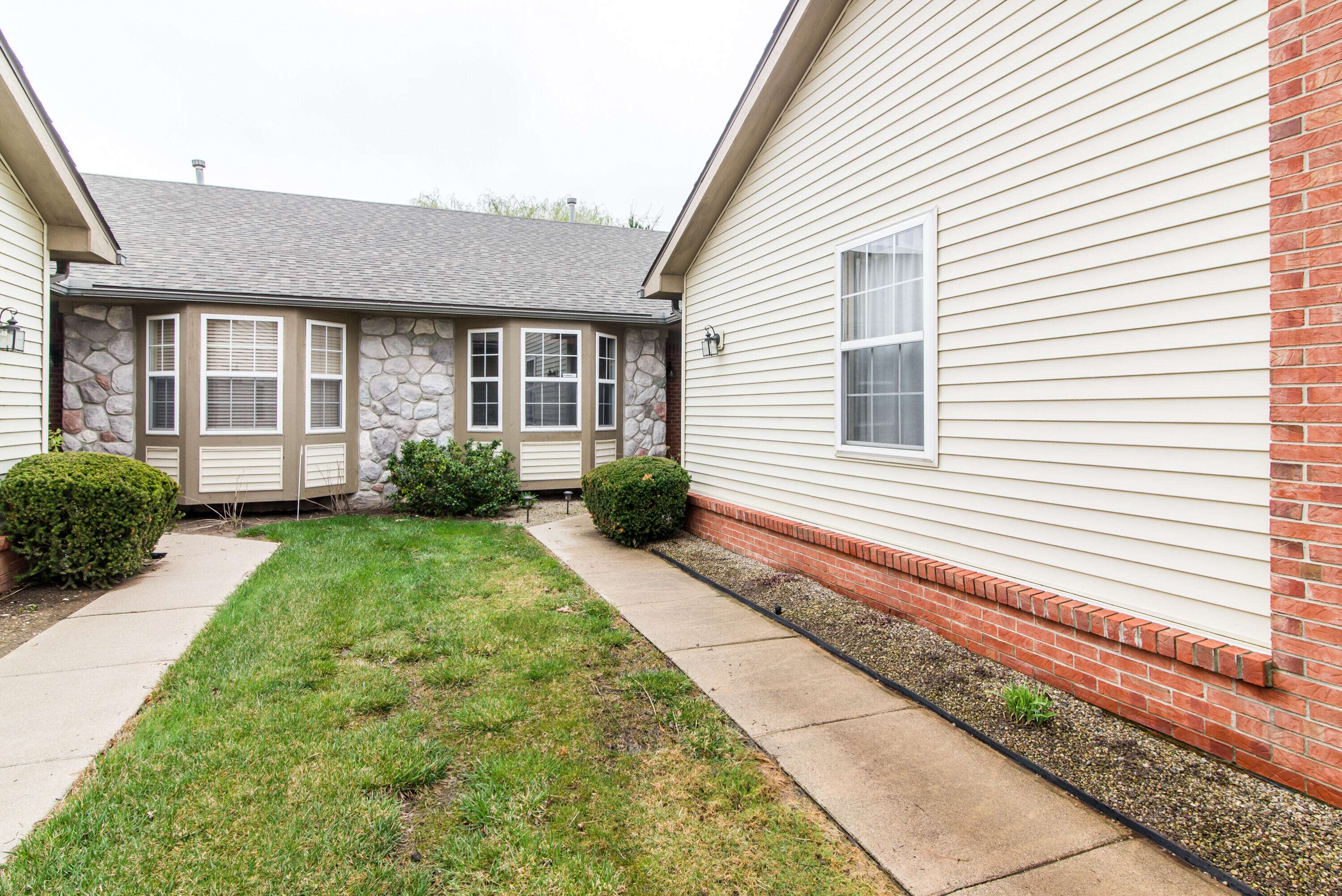 1854 N Kenwyck DR, Superior Twp, MI 48198